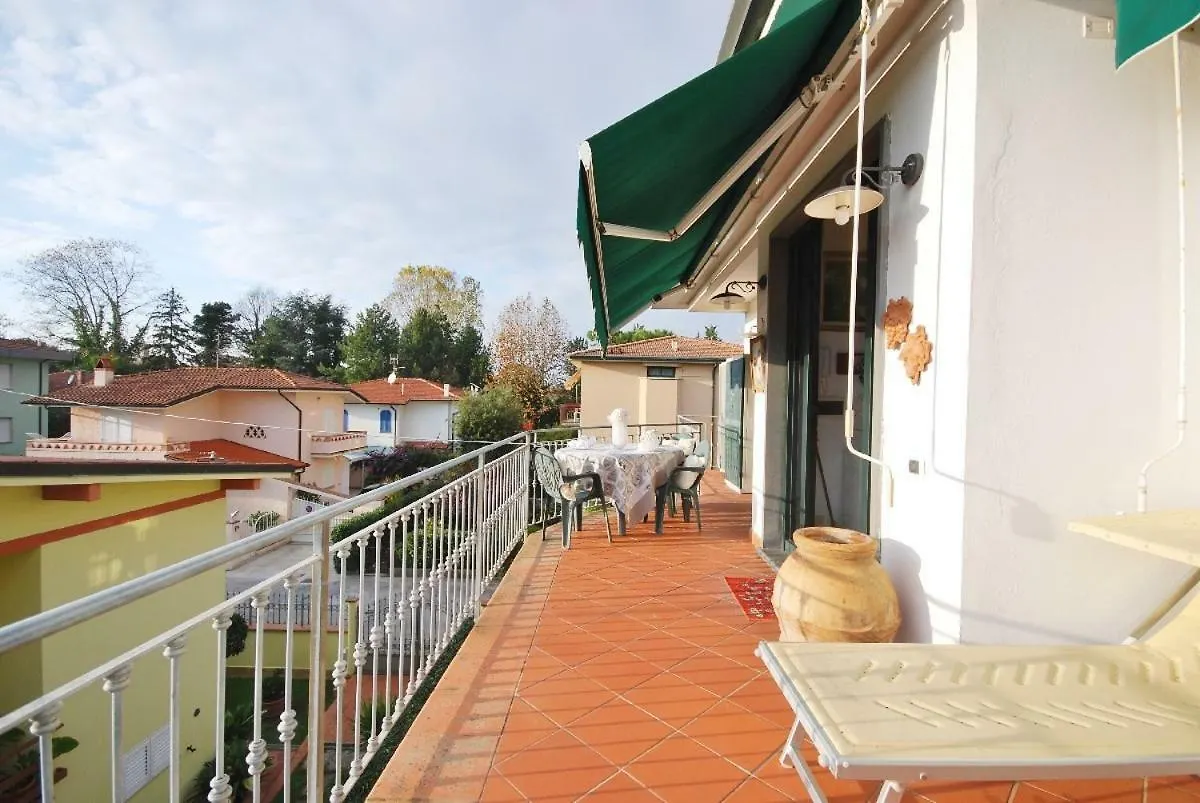 Raffinato Attico Vicino Al Mare Con Solarium Lido Di Camaiore Διαμέρισμα